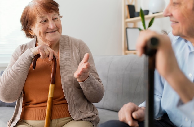 Cerrar sonriente mujer y hombre