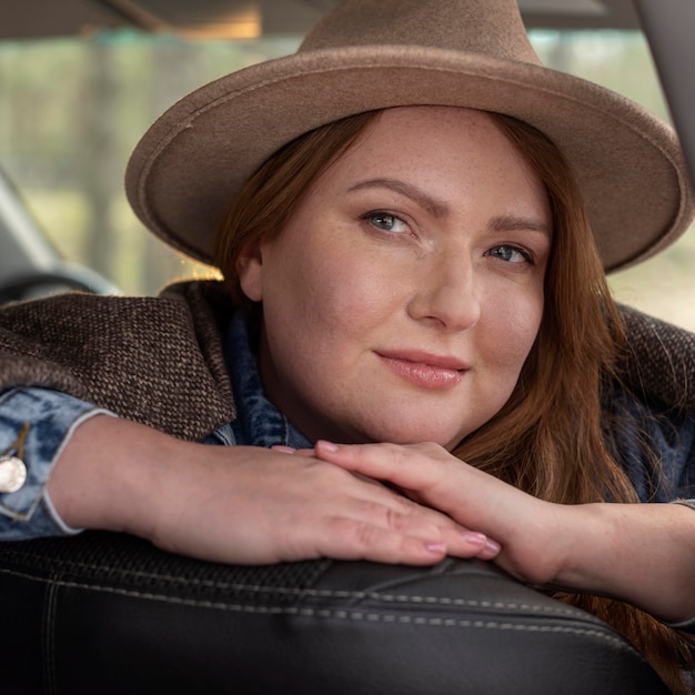 Cerrar sonriente mujer con sombrero