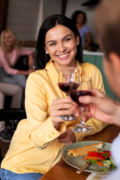 Foto gratuita cerrar sonriente mujer sosteniendo copa de vino