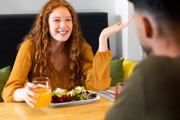 Cerrar sonriente mujer sosteniendo vidrio