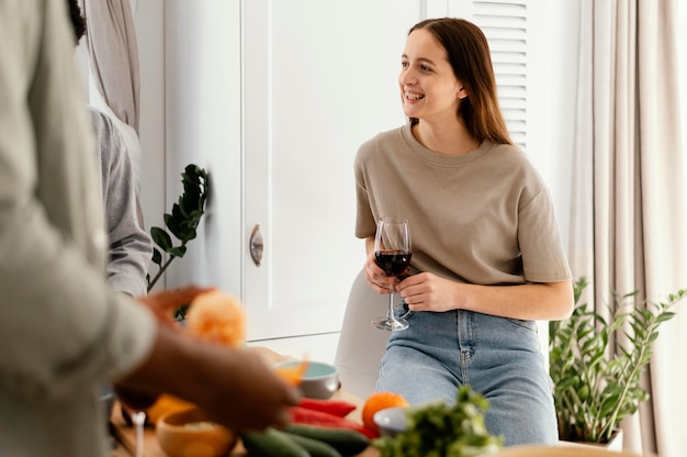 Foto gratuita cerrar sonriente mujer sosteniendo vidrio