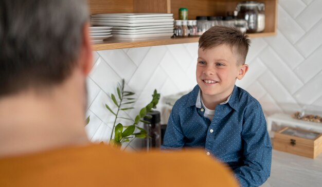 Cerrar sonriente niño y padre en el interior