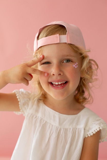 Foto gratuita cerrar sonriente niño con sombrero