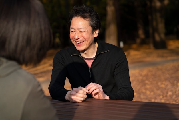 Cerrar sonriente pareja al aire libre