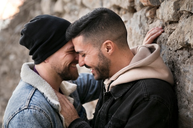 Cerrar sonriente pareja al aire libre