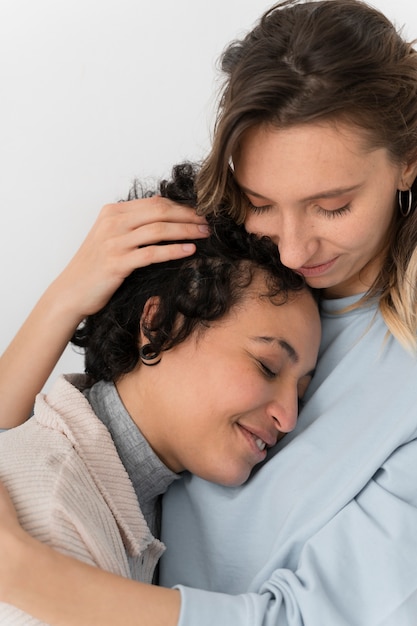 Cerrar sonriente pareja de lesbianas