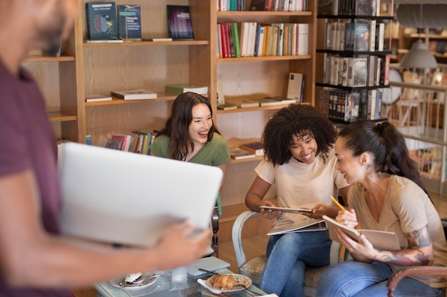 Cerrar sonrientes estudiantes en el interior