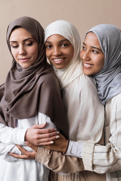 Cerrar sonrientes mujeres vistiendo hijab
