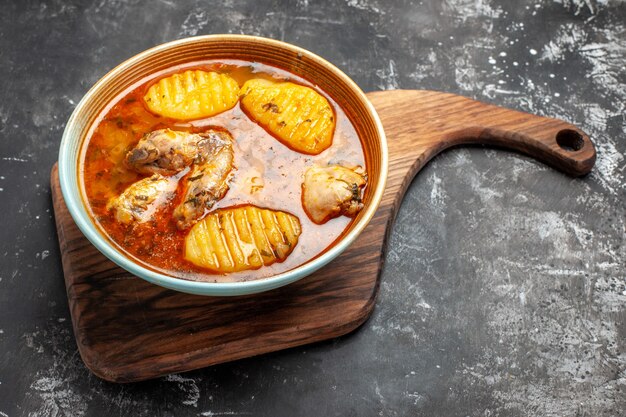 Cerrar en sopa casera con pollo y especias