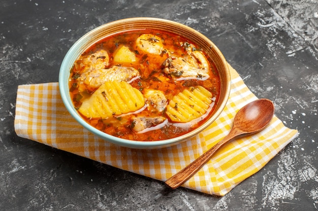 Cerrar en sopa casera con pollo y especias