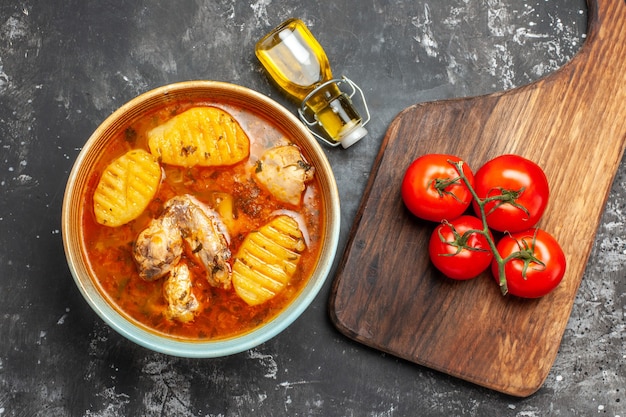 Cerrar en sopa casera con pollo y especias