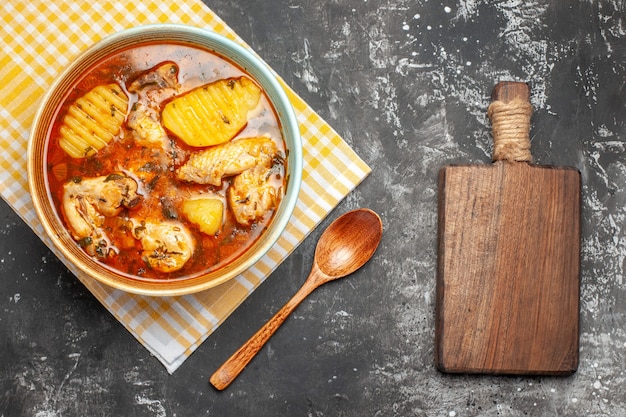 Cerrar en sopa casera con pollo y especias