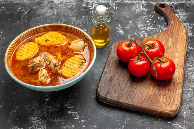 Cerrar en sopa casera con pollo y especias