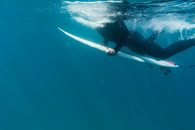 Cerrar surfel bajo el agua