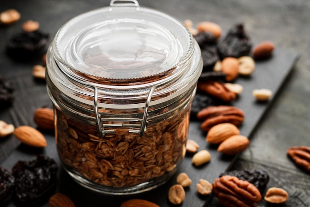 Cerrar tarro de avena con nueces mezcla y fechas