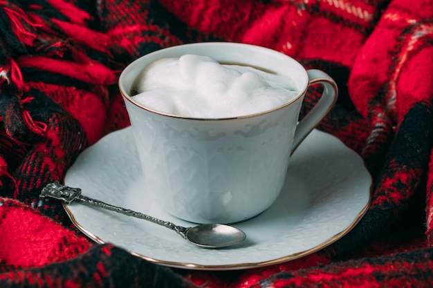 Foto gratuita cerrar una taza de café con espuma