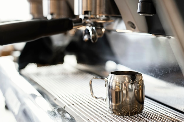 Cerrar la taza y la máquina de café