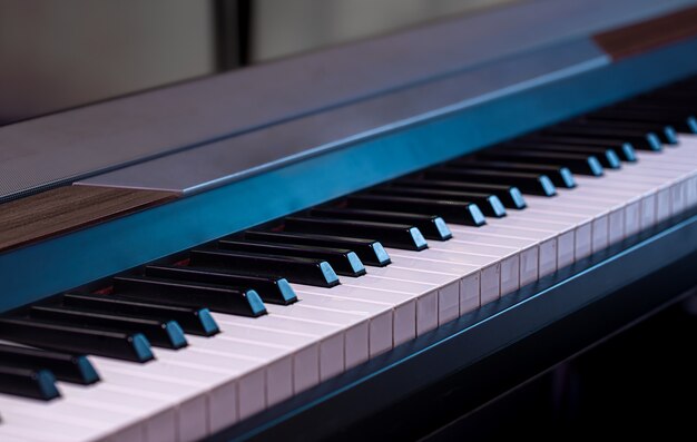 Cerrar las teclas del piano sobre un fondo de color hermoso.