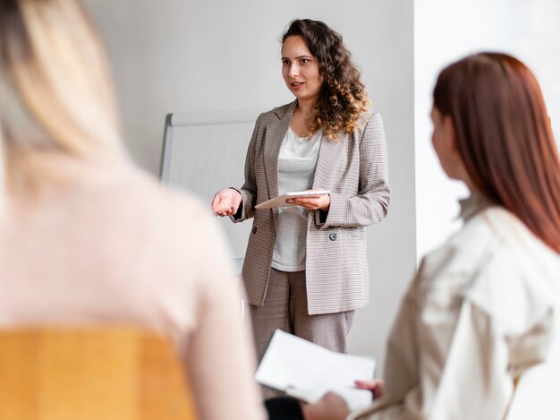 Cerrar terapeuta discutiendo con personas