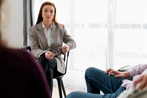 Cerrar terapeuta discutiendo con personas