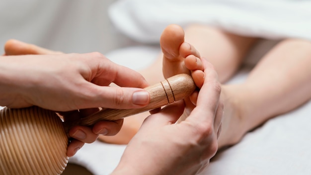 Foto gratuita cerrar terapeuta con herramienta de madera