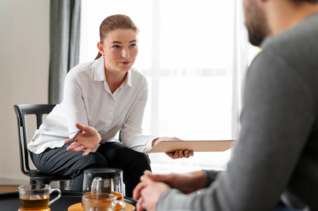 Cerrar terapeuta y hombre discutiendo