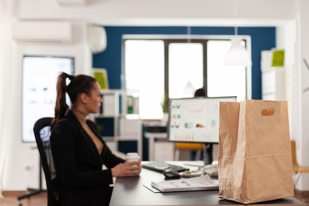 Cerrar tiro de bolsa de papel con comida deliciosa comida sabrosa