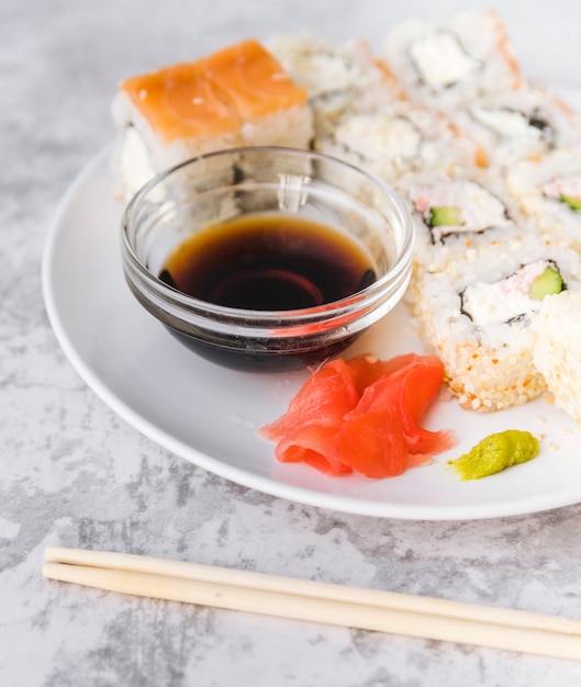 Cerrar tiro plato lleno de sushi