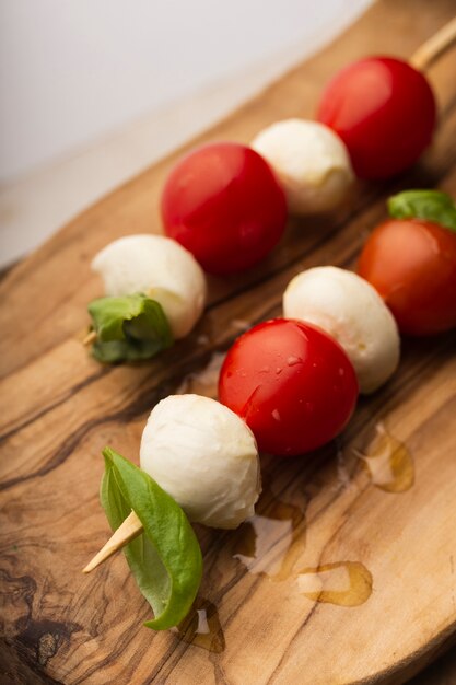 Cerrar tomates cherry y brochetas de mozzarella