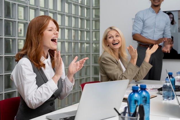 Foto gratuita cerrar el trabajo en equipo de la empresa