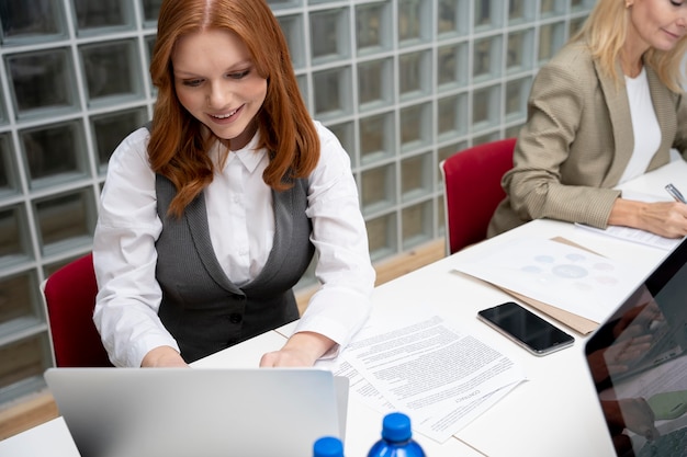 Foto gratuita cerrar el trabajo en equipo de la empresa