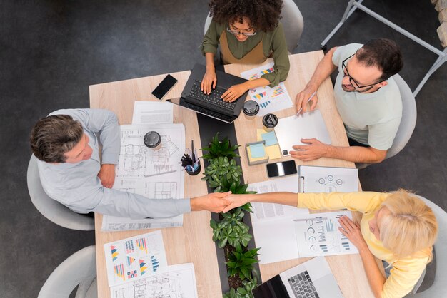 Cerrar el trabajo en equipo de jóvenes empresarios