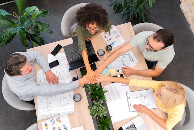 Foto gratuita cerrar el trabajo en equipo de jóvenes empresarios