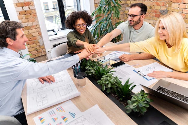 Foto gratuita cerrar el trabajo en equipo de jóvenes empresarios