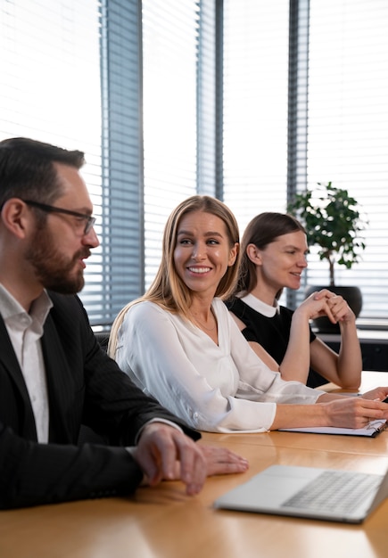 Cerrar el trabajo en equipo de negocios