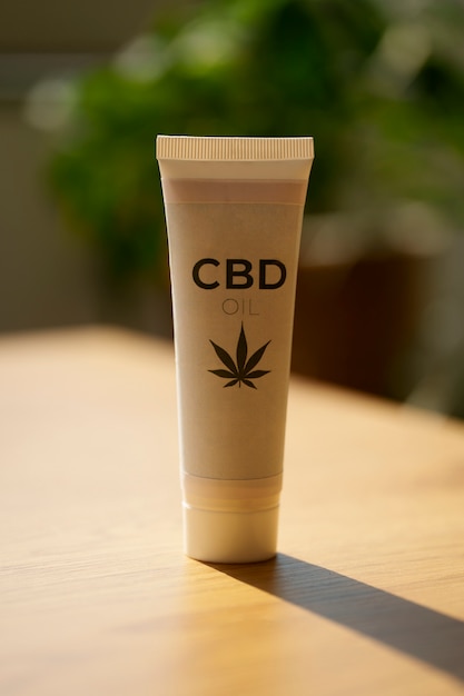 Foto gratuita cerrar el tubo de crema de cbd