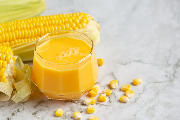 Cerrar en vaso de jugo de maíz listo para comer
