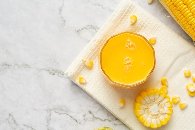 Cerrar en vaso de jugo de maíz listo para comer