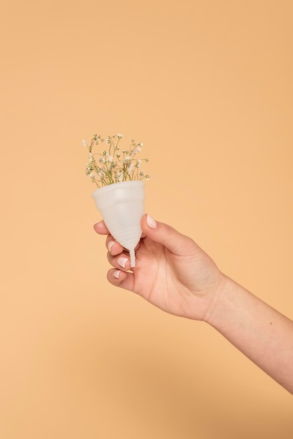 Cerrar vaso de plástico con flores