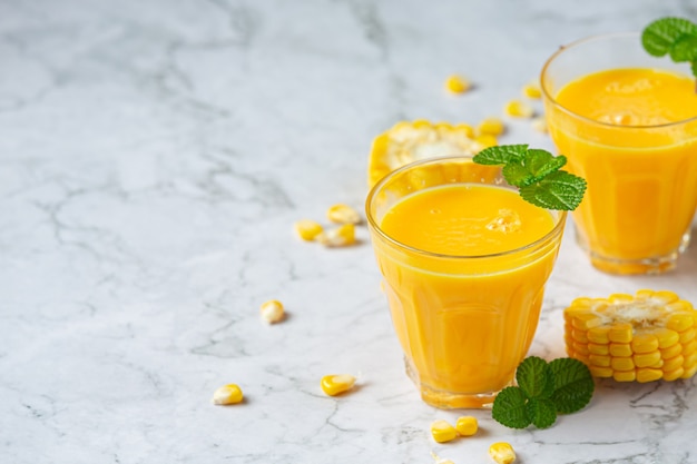 Cerrar en vasos de jugo de maíz listo para comer