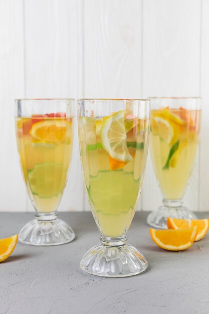 Cerrar los vasos de limonada fresca