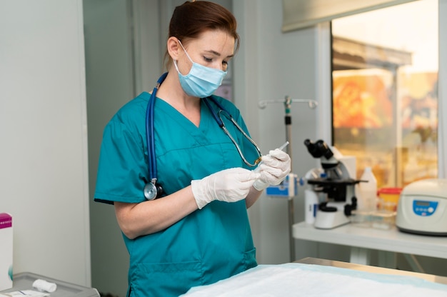 Cerrar en veterinario cuidando el tratamiento