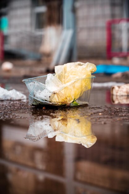 Cerrar vista de una basura de plástico en el suelo