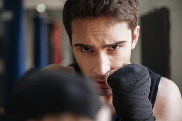 Cerrar vista de boxeador haciendo ejercicio en el gimnasio
