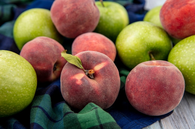 Foto gratuita cerrar vista de deliciosas frutas jugosas frescas sobre mantel facturado