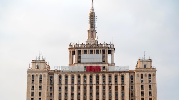 Foto gratuita cerrar vista de un edificio alto hecho en estilo imperio en bucarest rumania