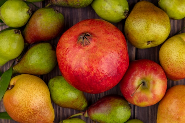 Cerrar vista de frutas como granada de manzana y durazno en superficie de madera