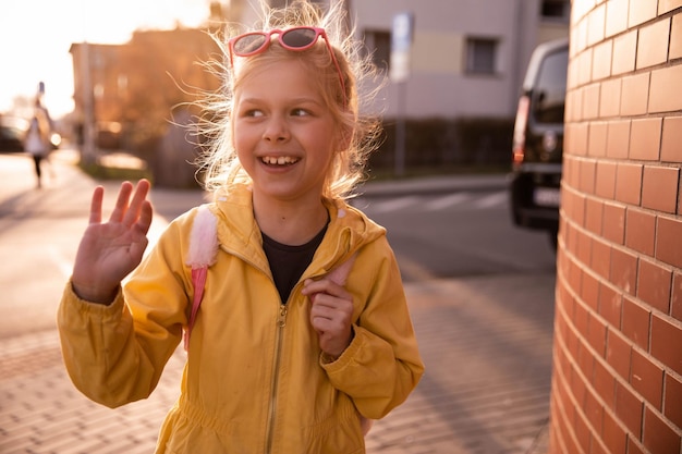 Cerrar vista de hermosa sonrisa niño caminando