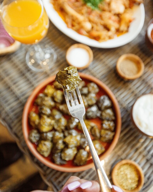 Cerrar vista de hojas de uva dolma en un tenedor