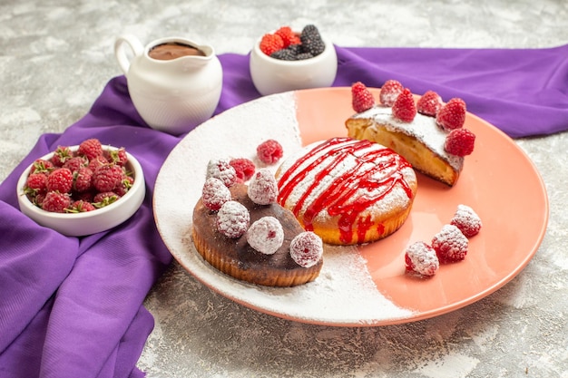 Foto gratuita cerrar vista lateral del plato de postre en una servilleta morada con bayas y chocolate en el lateral sobre fondo de mármol